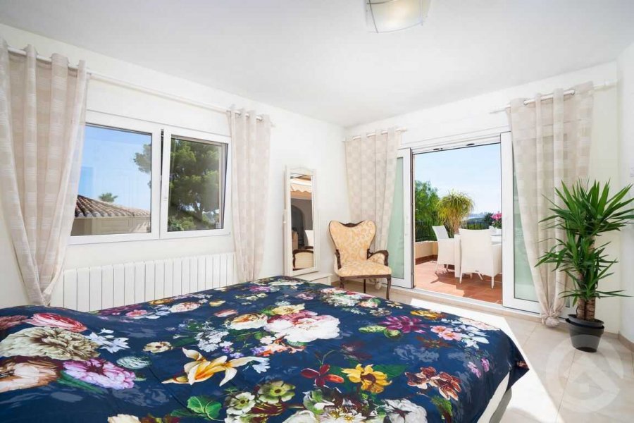 Letting Villa Rosana with spacious master bedroom and en-suite bathroom in Moraira