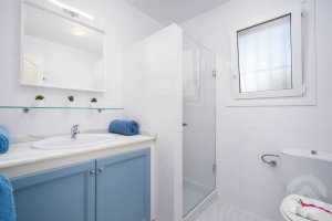 Second bathroom on the main floor of villa Rosana