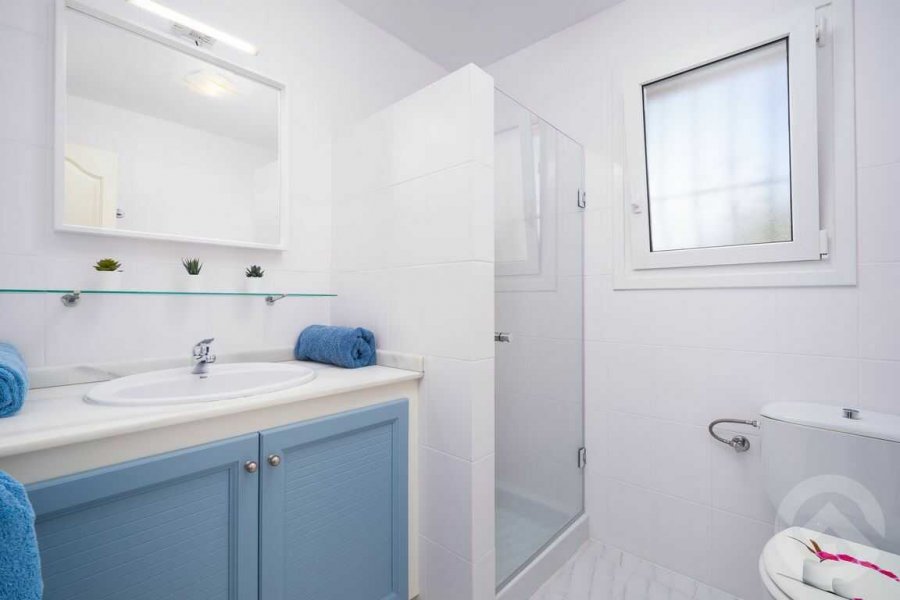 Second bathroom on the main floor of villa Rosana