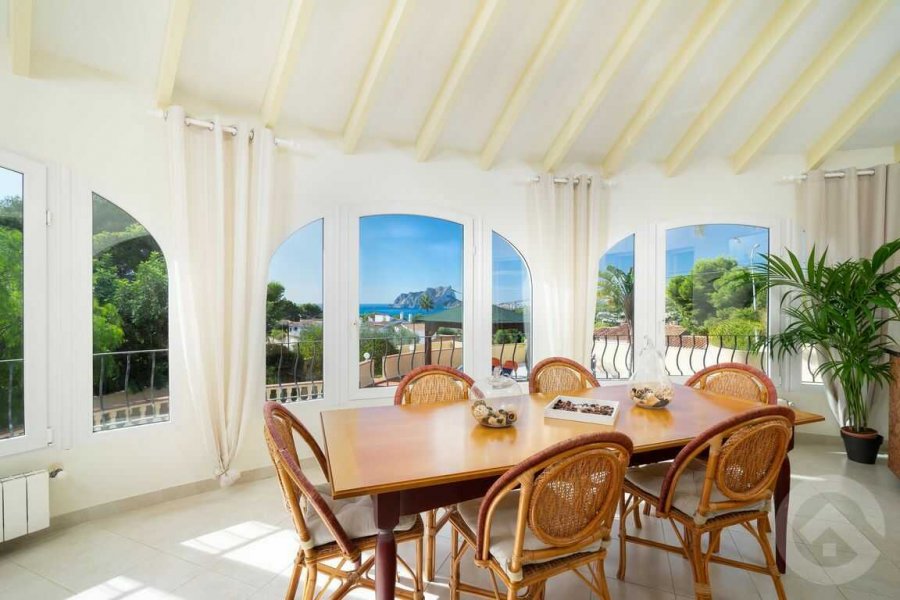letting villa Rosana with separate dinningsroom with panoramic sea view in Moraira