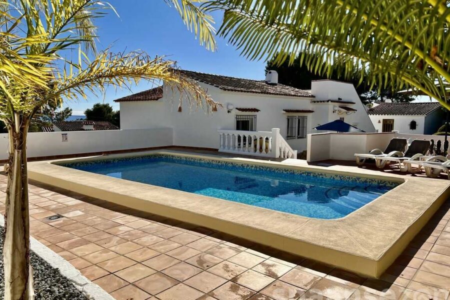 Private swimming pool at Villa Lara in Moraira