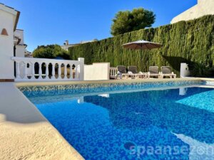 Private pool with large terrace around including sunbeds in Moraira