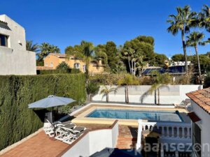 Pool and bbq in the garden of villa Lara