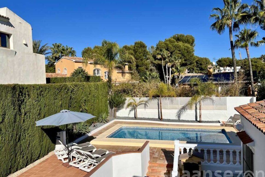 Pool and bbq in the garden of villa Lara