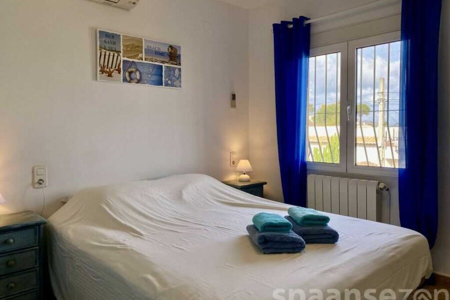 Master bedroom with a 160x200cm boxspring bed
