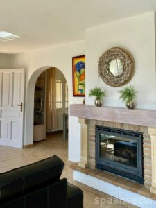 Villa Lara in Moraira is cozy and light and has sea views