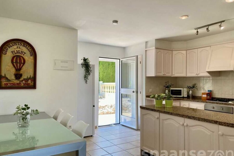 Open kitchen with dinning table in rental villa Lara