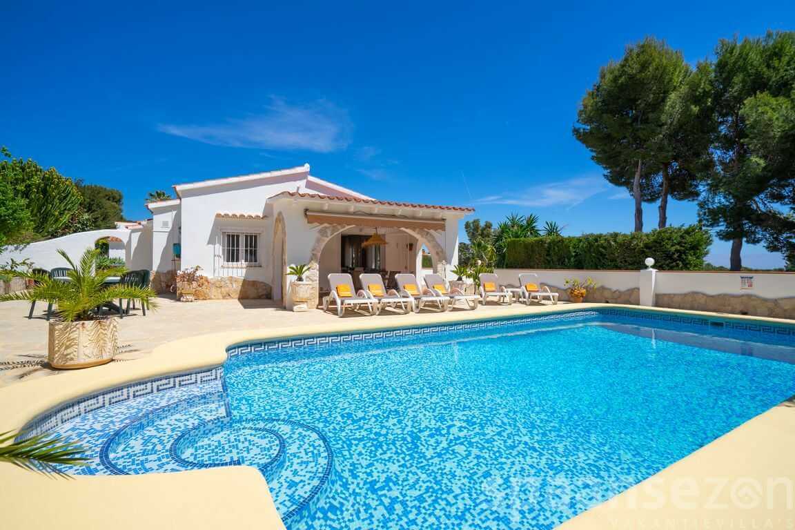 Casa Alicia is een 6 persoons villa met prive zwembad in Moraira aan de Costa Blanca