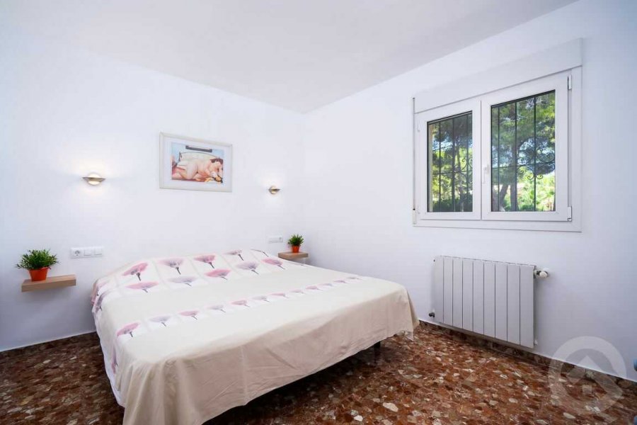 Holiday let Casa Patricia with a 180x200cm bed in Moraira