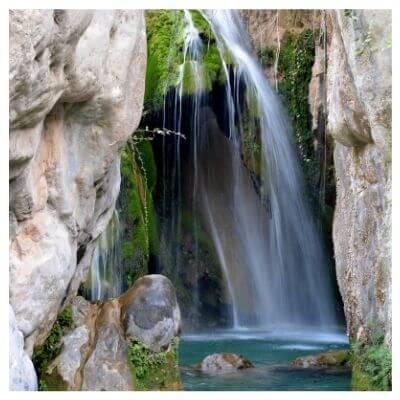De populaire watervallen van Algar in Spanje