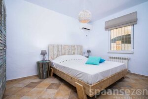 Pool villa Annamar in Moraira with 3 bedrooms. This has a 180x200 centimeter boxspringbed
