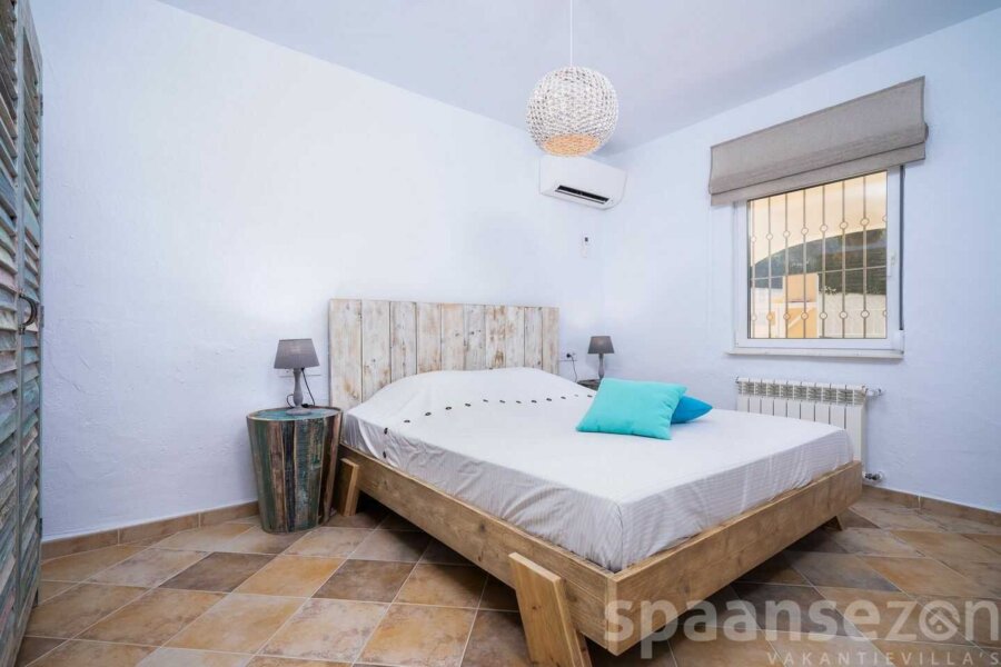 Pool villa Annamar in Moraira with 3 bedrooms. This has a 180x200 centimeter boxspringbed