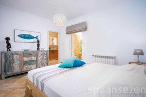 Pool villa Annamar in Moraira with light bedroom and bathroom ensuite