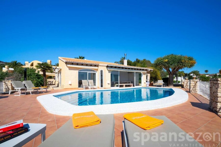 Pool villa Annamar with around the pool some sunbed with mattresses