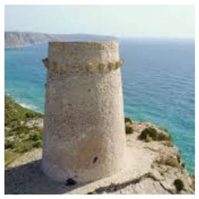 Torre de Vigia ligt op het puntje van de berg in Moraira