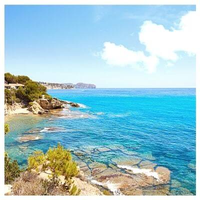 De rustige baaitjes langs de kust van Moraira