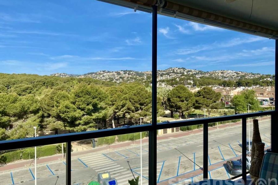 Moraira Suites in the center of Moraira has a large balcony with view on the park