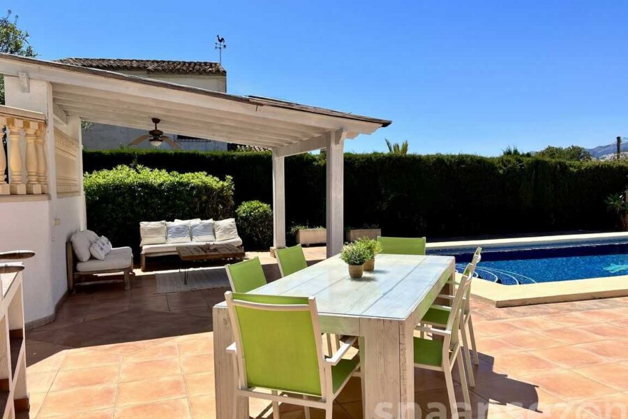 Outdoor dinning table next to the bbq