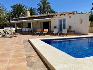 Spacious villa with great mountain views and private swimming pool