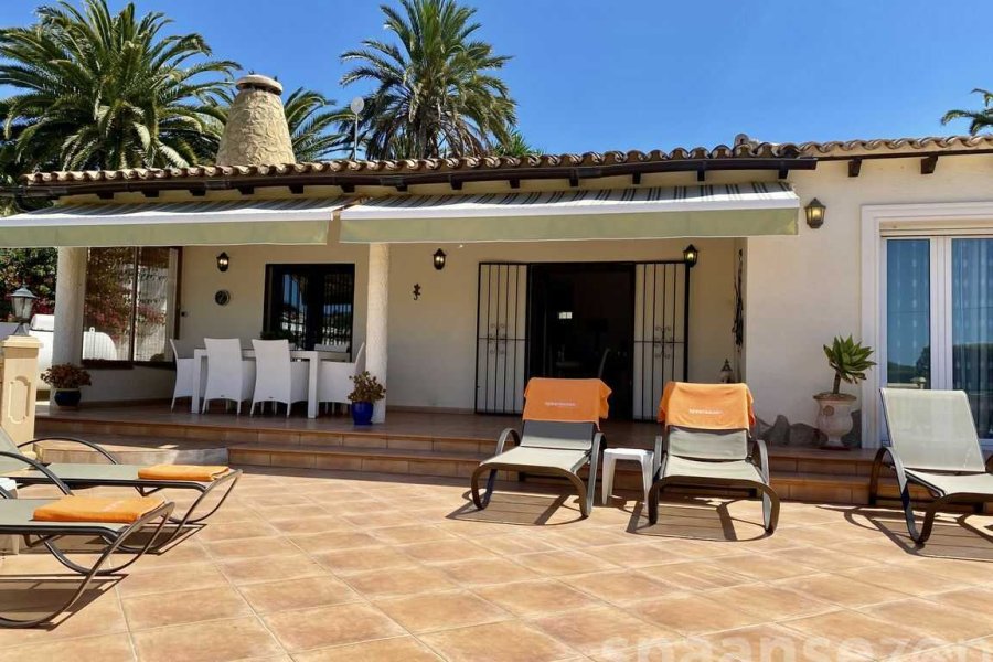 Casa Maia in Moraira has sunbeds on the terrace
