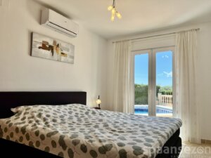 Casa Maia in Moraira has a master bedroom with 180 x 200cm bed in it and ensuite a bathroom