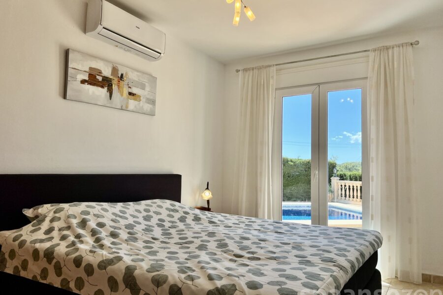 Casa Maia in Moraira has a master bedroom with 180 x 200cm bed in it and ensuite a bathroom