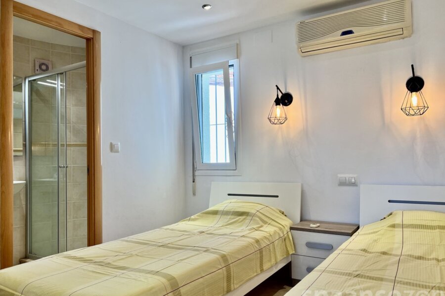 Bedroom with two beds of 90 x 200 cm in Moraira