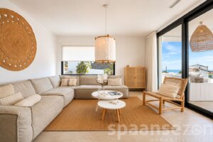 Light living room with sea view and excess to the balcony