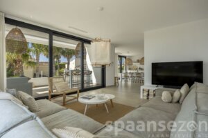 Light living room with sea view and access to the balcony