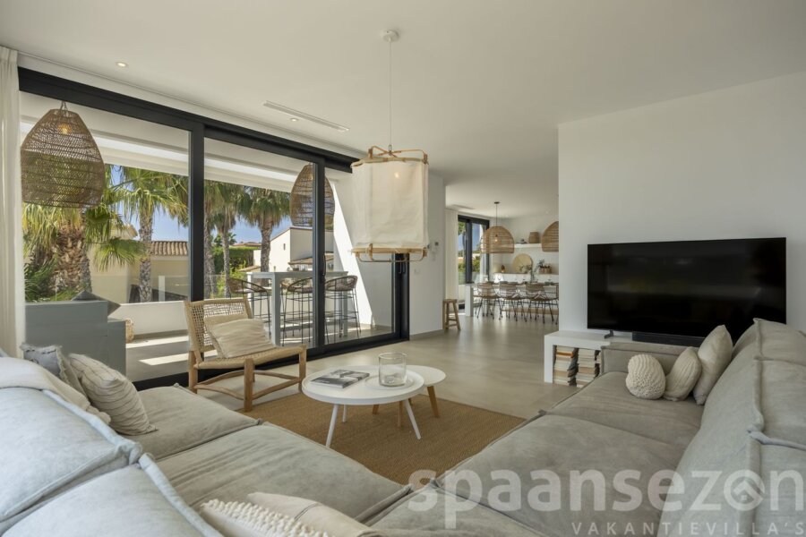 Light living room with sea view and access to the balcony