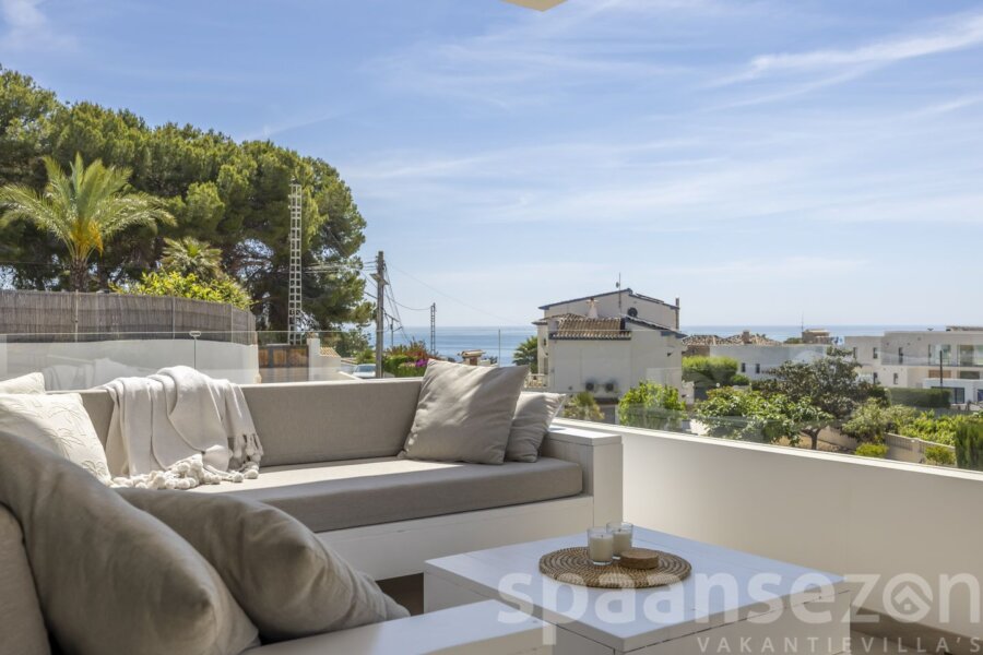 Balcony with sea view. on the top floor