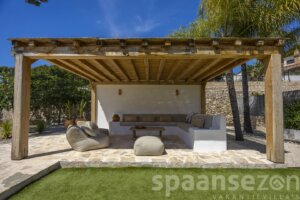 Andrago with beautiful lounge area in the garden