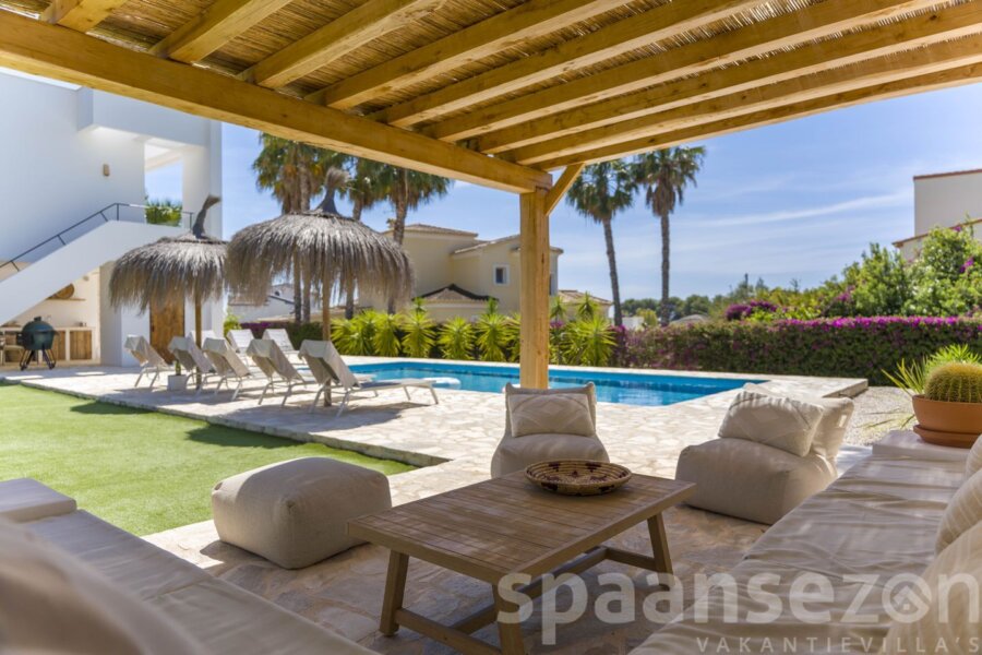 Holiday villa with huge garden including a private pool