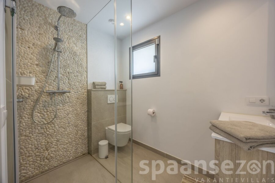Holiday villa with modern 2 bathrooms