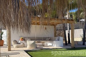Andrago with beautiful lounge area in the garden