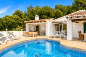 Holiday Villa Naranja with christal clear swimming pool water in Moraira