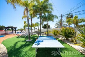 Table tennis table at the pool in Villa Rosana in Moraira