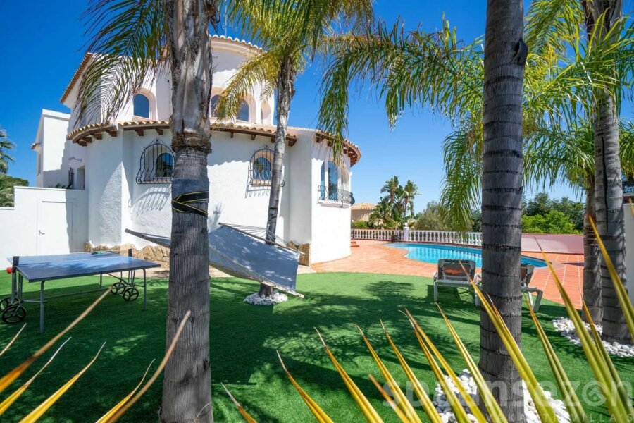 Sea view Villa Rosana in Moraira has a garden with palm trees a private pool