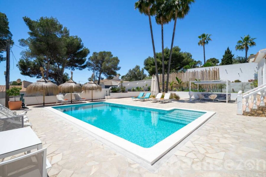 Villa La Serena in Moraira with luxury sunbeds around the private swimming pool