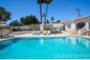 Villa La Serena in Moraira with luxury sunbeds in the garden