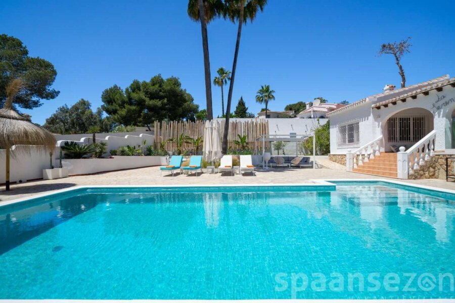 Villa La Serena in Moraira with luxury sunbeds in the garden