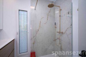 Villa La Serena in Moraira has 3 modern bathrooms with sink, toilet en rain shower