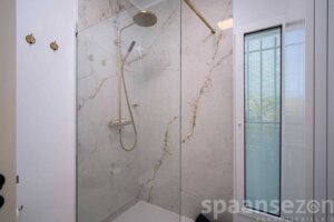 Villa La Serena in Moraira has 3 modern bathrooms with sink, toilet en rain shower