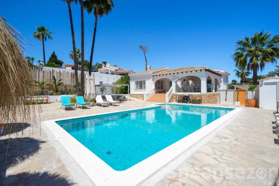 Villa Serena in Moraira met ruim prive zwembad en luxe ligbedden