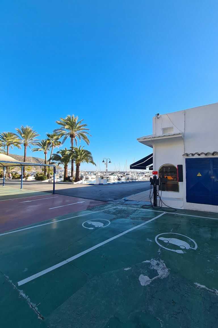 Laadpaal in de haven van Moraira