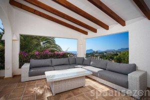 Villa Bahia del Portet in Moraira has a covered terrace with fantastic sea views.