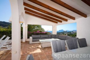 Villa Bahia del Portet in Moraira has a covered terrace with fantastic sea views.