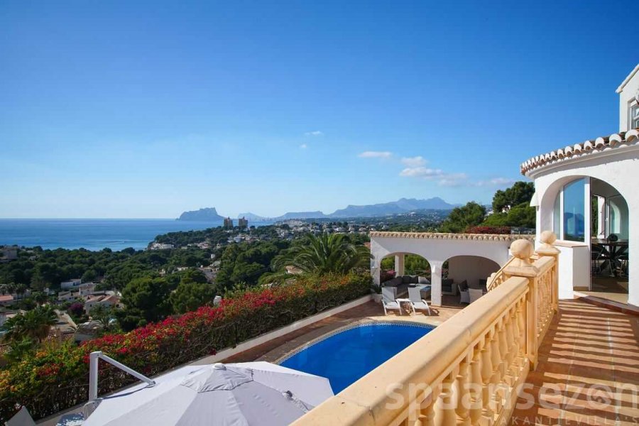 Villa Bahia del Portet in Moraira has fantastic sea views and a private swimming pool.