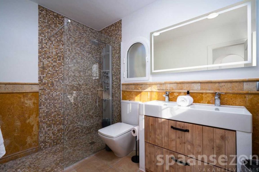 Villa Bahia del Portet in Moraira has 3 bathrooms with rain shower.