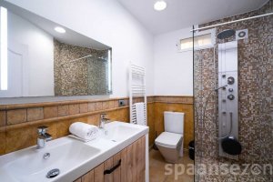 Villa Bahia del Portet in Moraira has 3 bathrooms with rain shower.
